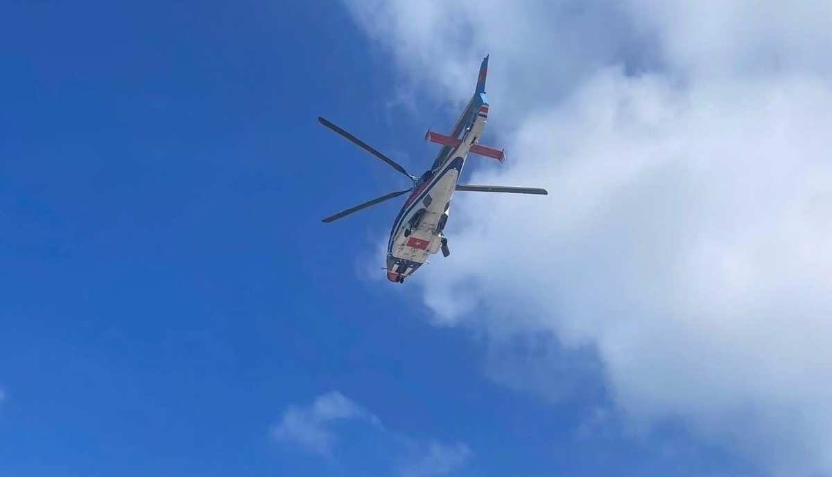 Truc thang duoc gia dinh benh nhan thue de dua nguoi tu dao Phu Quy vao TPHCM cap cuu. Anh: Nguoi dan cung cap