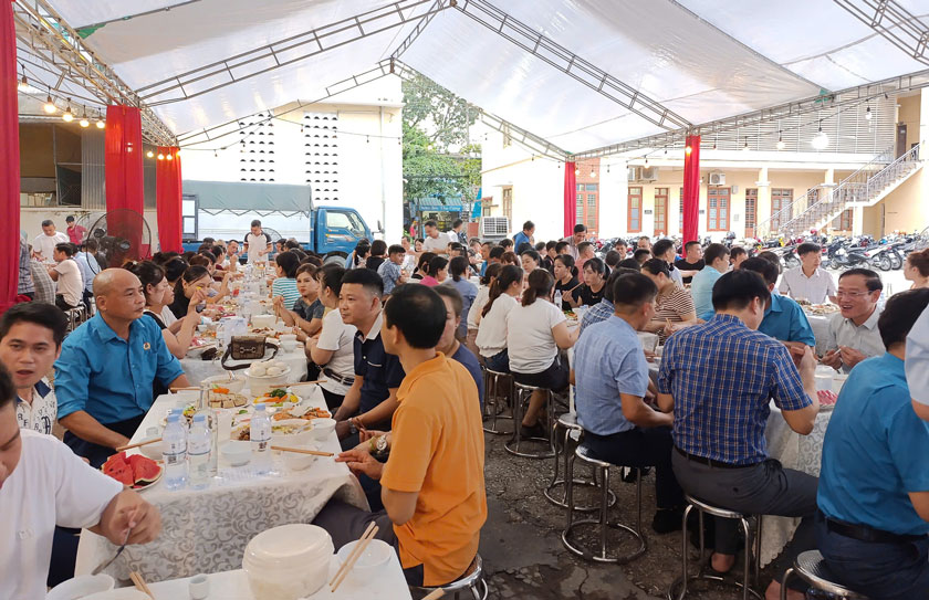 Nguoi lao dong du Bua com Cong doan nam 2025 do Cong ty Co phan Duong sat Yen Lao to chuc. Anh: Duc Thanh