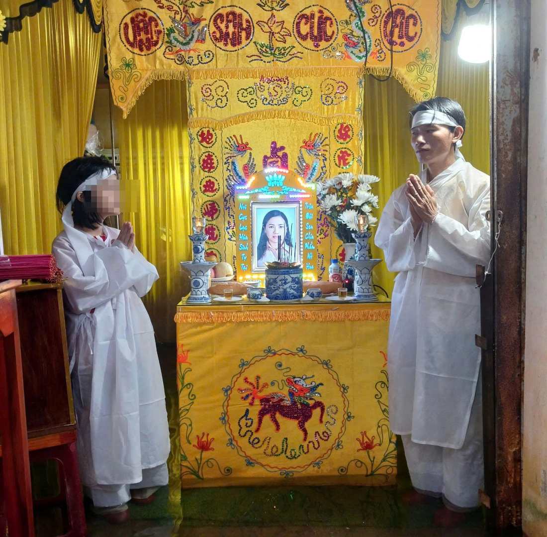 Hai cha con anh Tran Van Thua lo dam tang cho chi Tran Thi Thuy. Anh: Phuong Linh