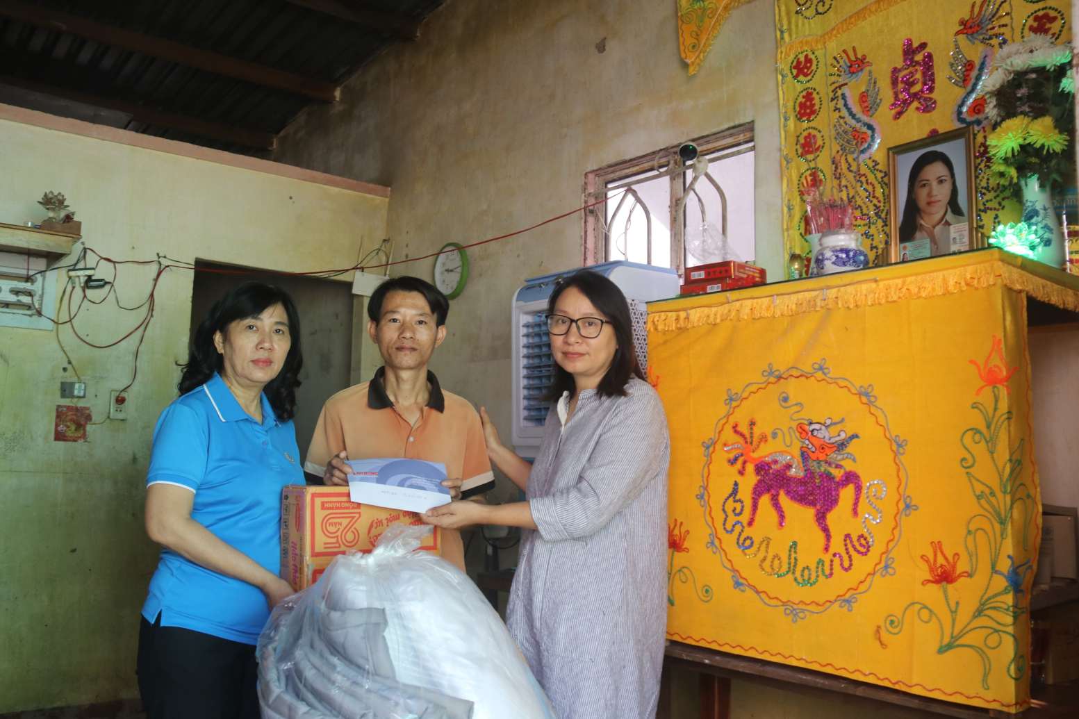 Representatives of the Golden Heart Fund present support to Mr. Tran Van Thua in Khanh Hoa. Photo: Phuong Linh