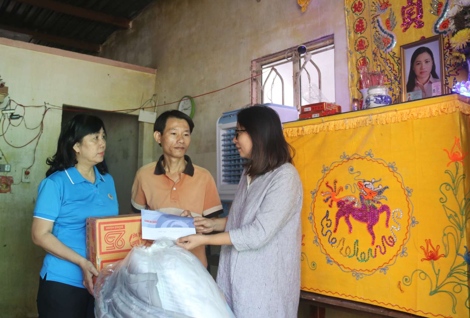 Dai dien Quy Tam Long Vang trao tien va qua ban doc ho tro cho anh Tran Van Thua, hien dang o tro tai Phuong Bac Nha Trang, tinh Khanh Hoa. Anh: Phuong Linh