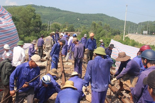 Cong nhan duong sat tap trung khac phuc su co do mua lu. Anh: VNR