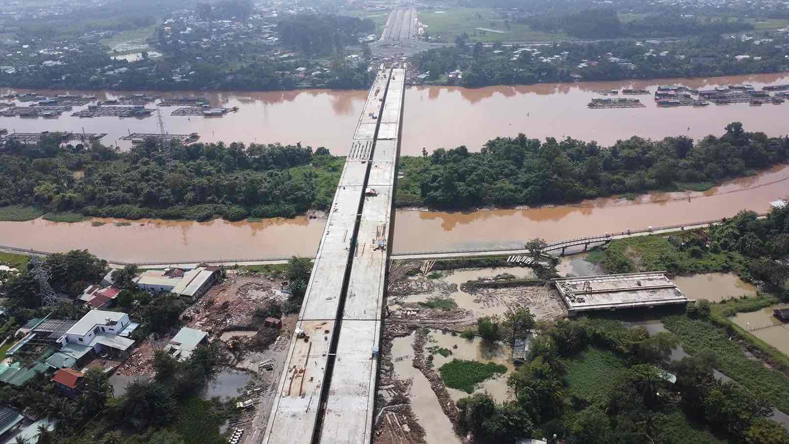 Cau Thong Nhat vuot song Cai. Anh: HAC