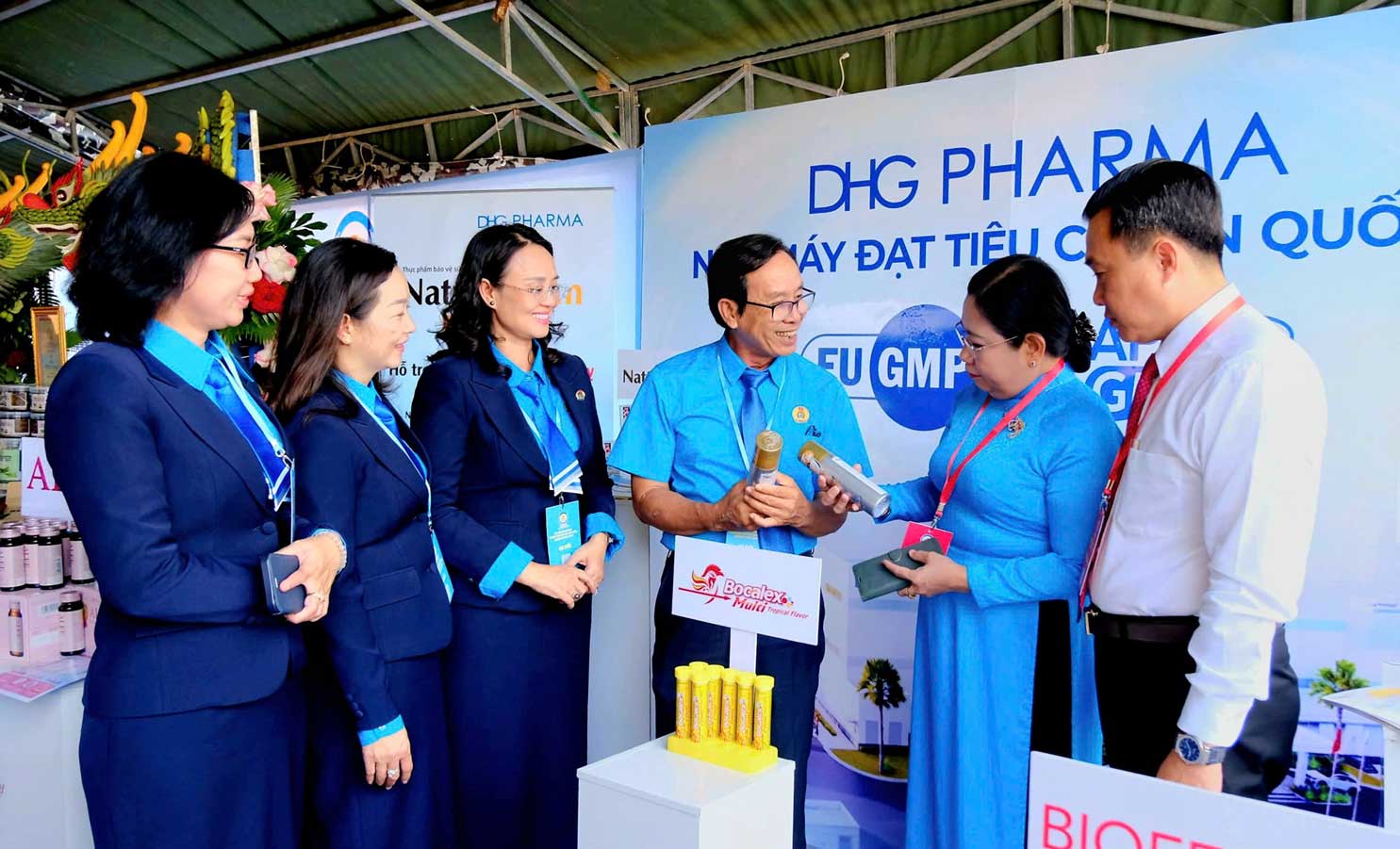 Dai bieu tham quan cac gian hang trung bay. Anh: My Ly