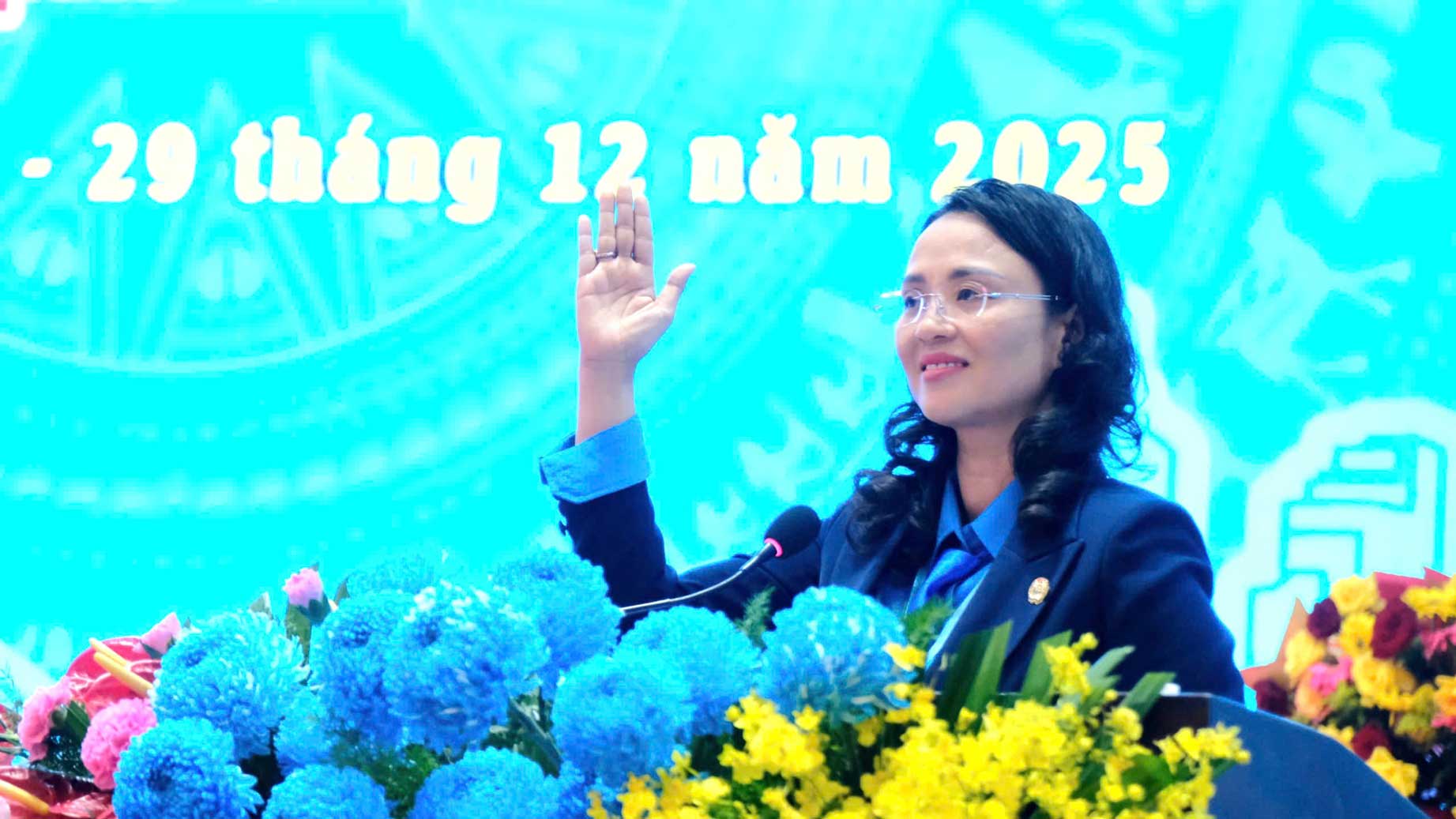 Ba Le Thi Suong Mai - Uy vien Ban Chap hanh Tong LDLD Viet Nam, Thanh uy vien, Pho Chu tich Uy ban MTTQ Viet Nam thanh pho, Chu tich LDLD TP Can Tho - dieu hanh phan bieu quyet tai Dai hoi. Anh: My Ly