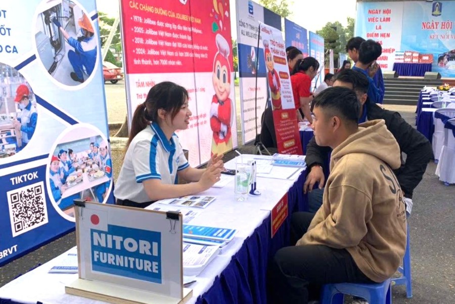 Nitori Vietnam Export Processing Enterprise - Ho Chi Minh Branch recruits workers in a previous job fair program. Photo: CDCS