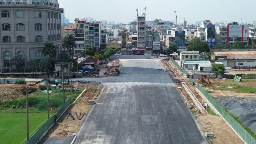   He thong cong thoat nuoc va ha tang ky thuat duoc thi cong dong bo doc cac tuyen duong. Ảnh: Anh Tu