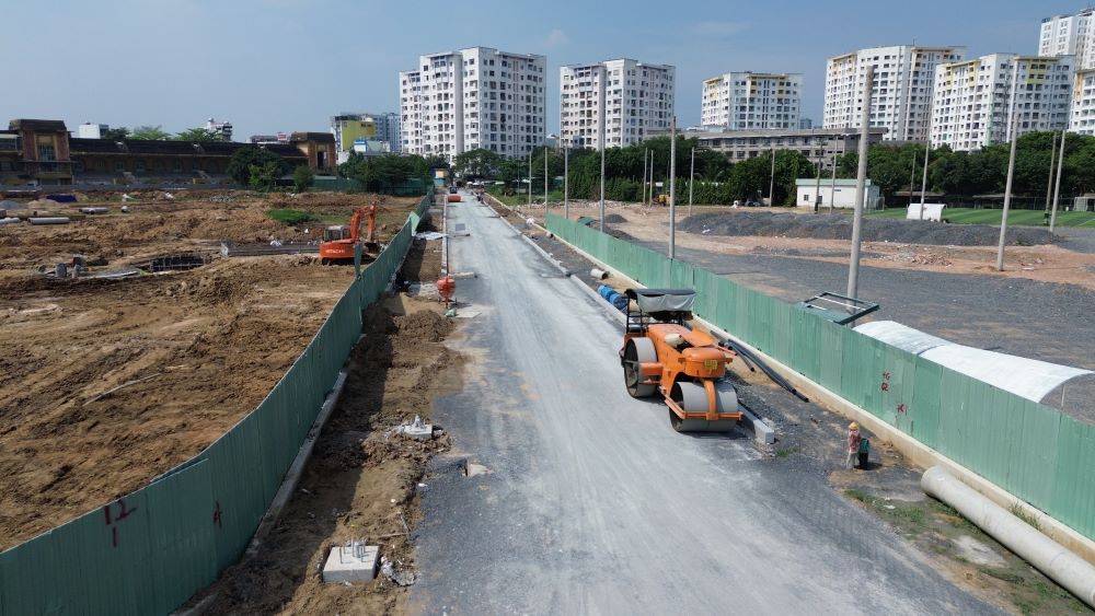  Cong nhan thi cong lu len nen duong tren mot tuyen giao thong xuyen khu Truong dua Phu Tho. Ảnh: Anh Tu