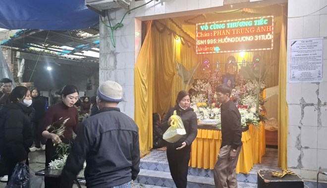 Gia dinh, nguoi than dang chuan bi dam tang co giao tre Phan Trung Anh. Anh: Nguyen Thang