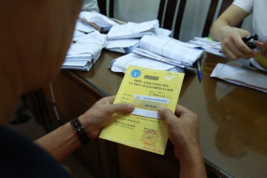 The Ministry of Home Affairs has just responded to the prolongation of policy settlement time for people working outside the payroll quota at the association. Photo: Hai Nguyen