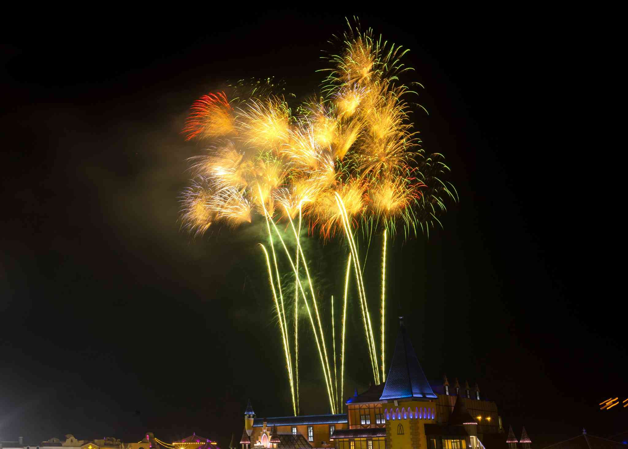 High-altitude fireworks display to welcome the year 2025 in Nghe An. Photo: Ngoc Anh