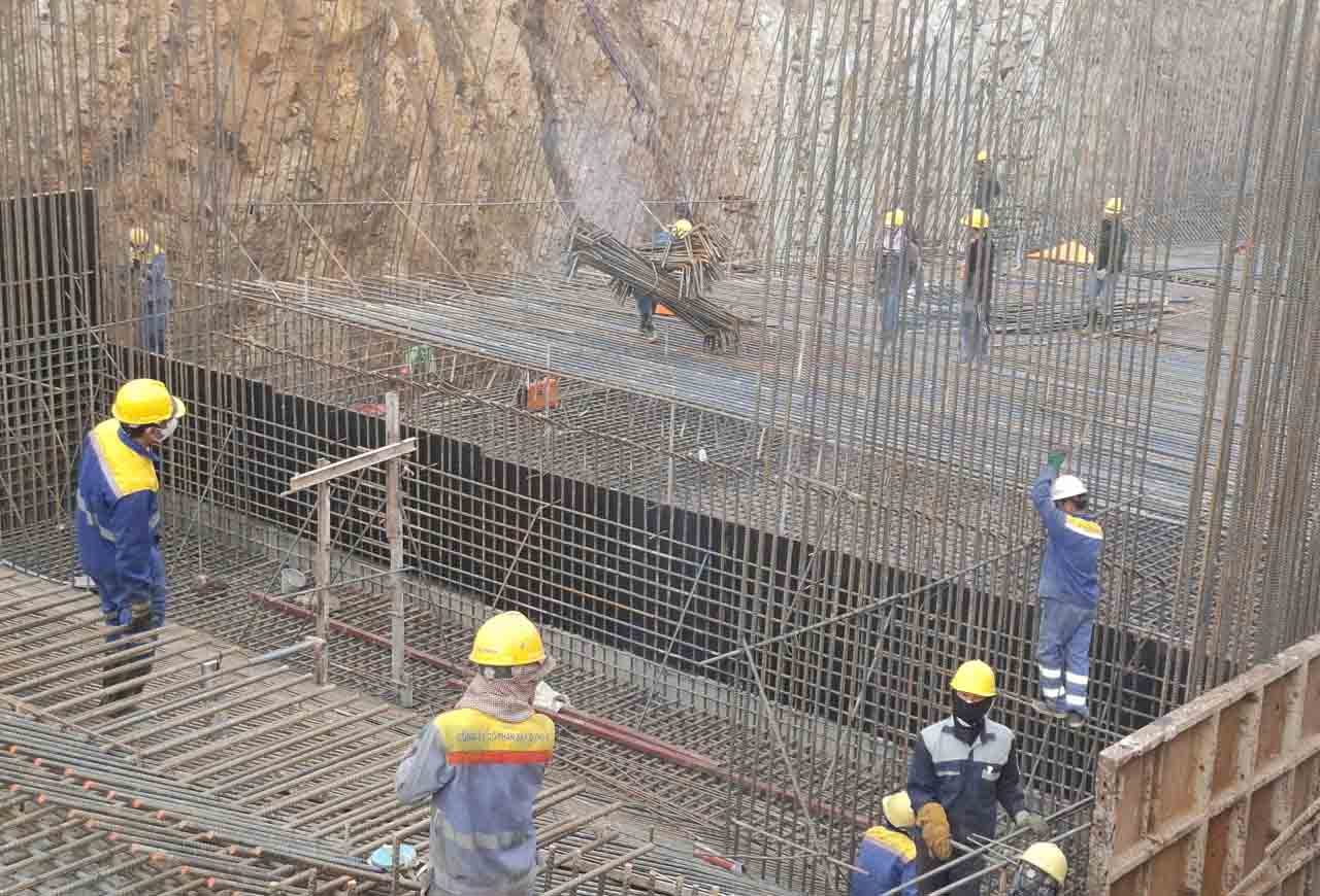 Workers focus on construction to accelerate progress at the new construction item of the Ke Go reservoir flood spillway. Photo: Tran Tuan.