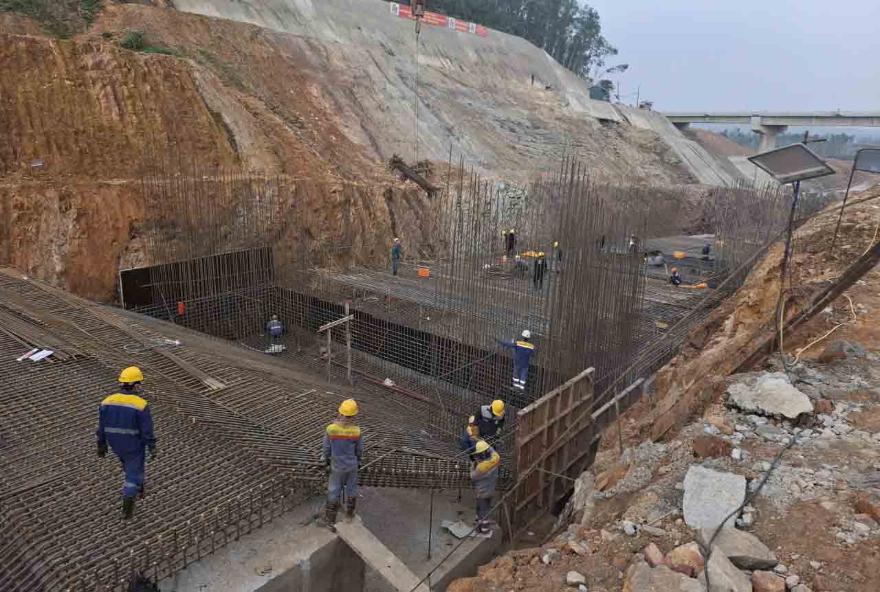 Moi ngay tren cong truong co hon 100 cong nhan. Anh: Tran Tuan.