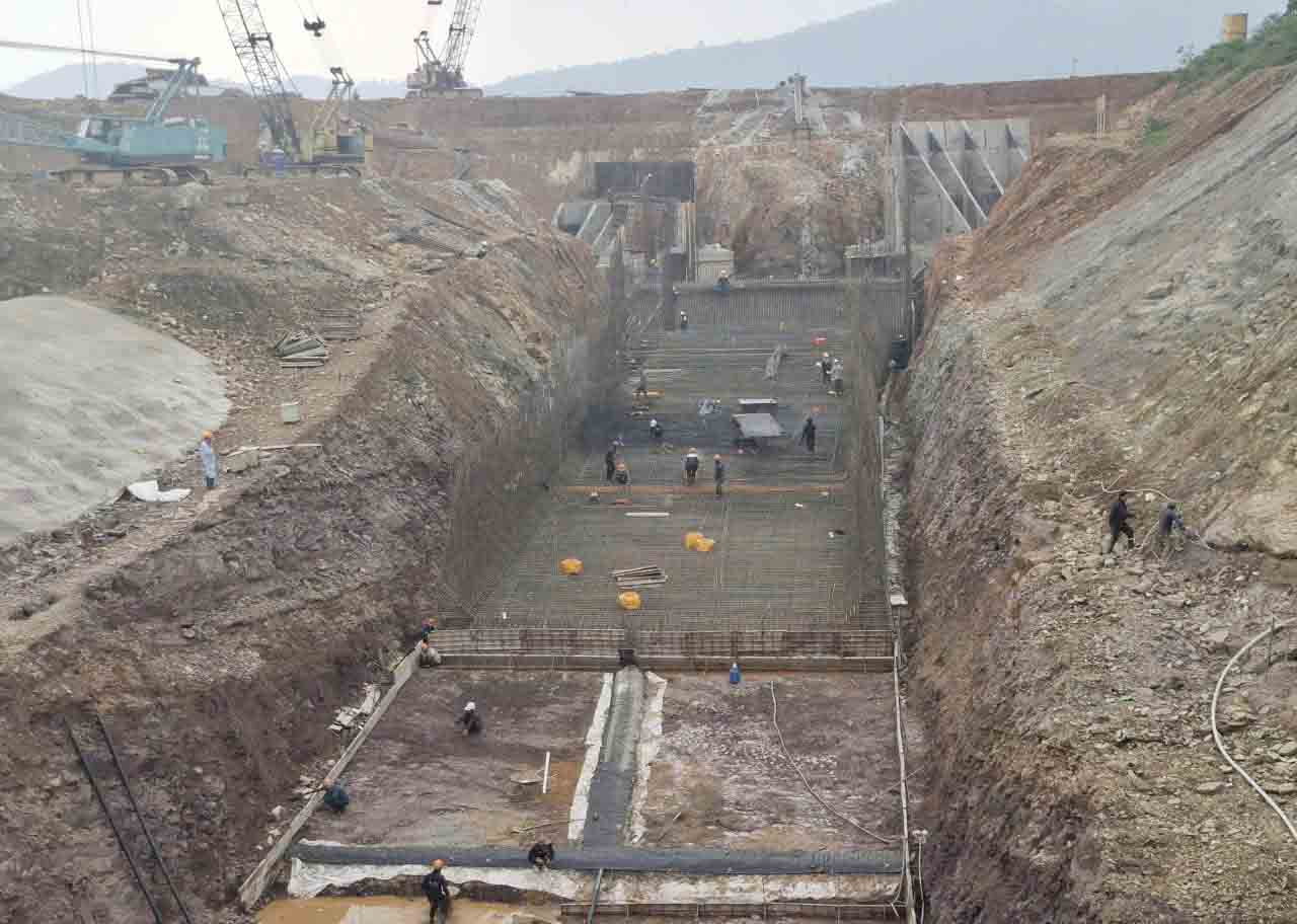 Cong nhan thi cong hang muc tran xa lu. Anh: Tran Tuan.