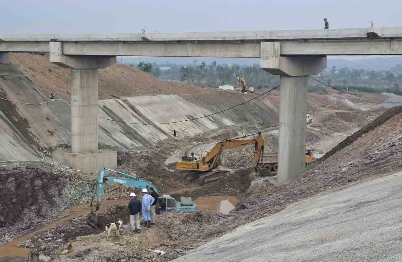 Cau bac qua tran da co ban xong. Anh: Tran Tuan.