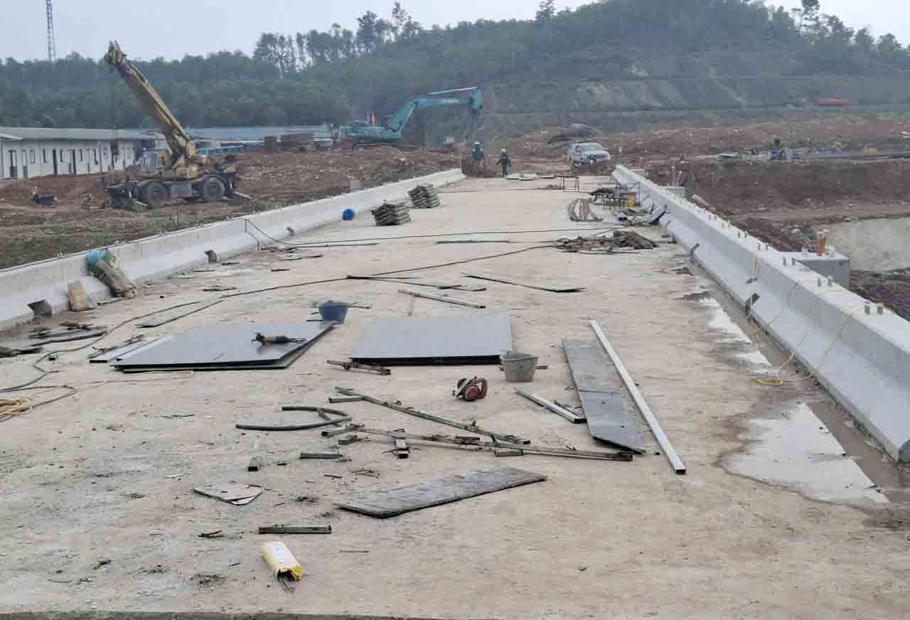 Mat cau dang cho lap lan can. Anh: Tran Tuan.