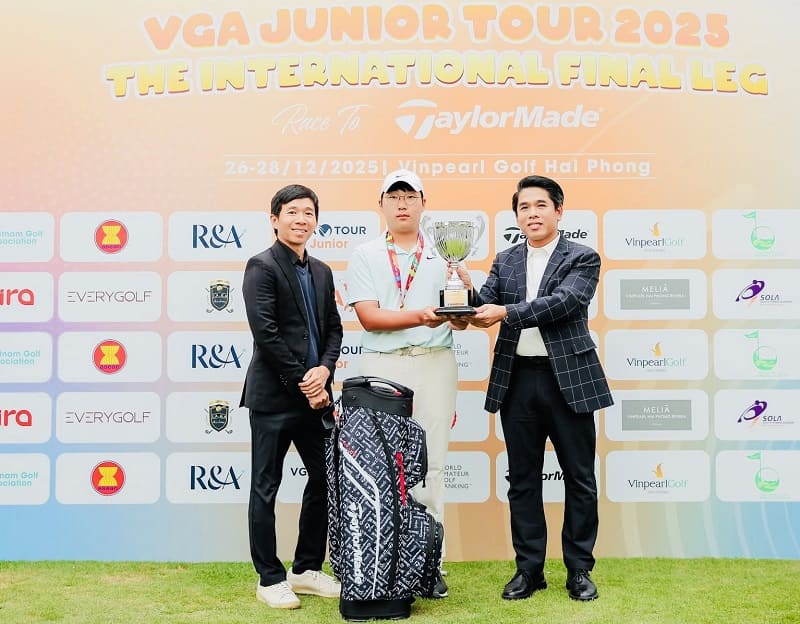 The champion of the VGA junior tour 2025 golf tournament was rewarded after his excellent performance. Photo: VGA