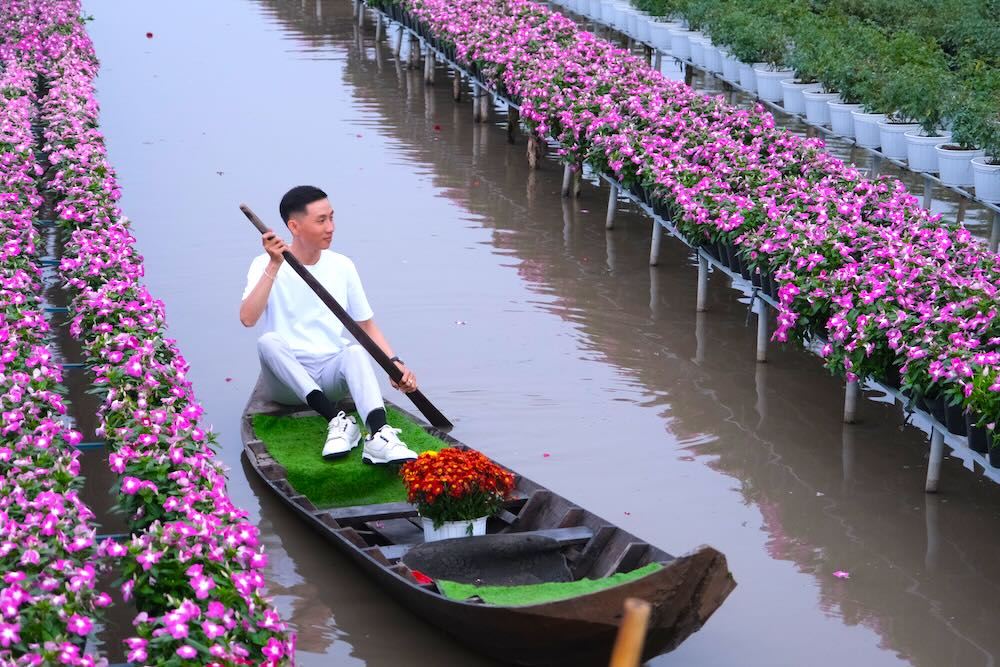 Nhung gian hoa “tren gian duoi nuoc” doc dao - dac san cua vung dat nay - tiep tuc la diem nhan thu hut moi anh nhin. Trong anh, du khach thich thu cheo xuong giua sac hoa.