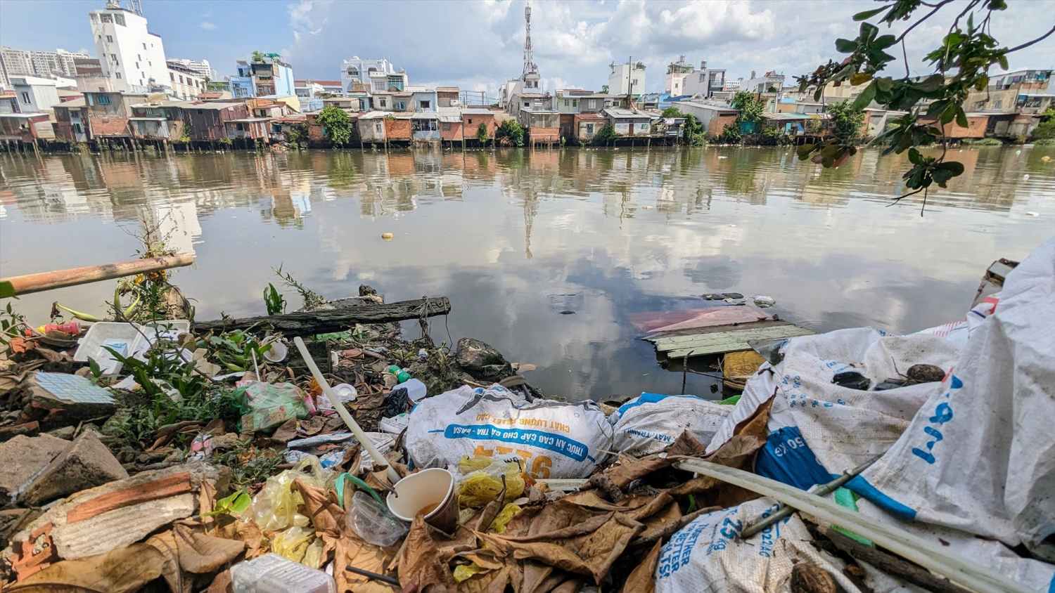 Nhung can nha lup xup ven bo Nam kenh Doi (TPHCM). Anh: Anh Tu