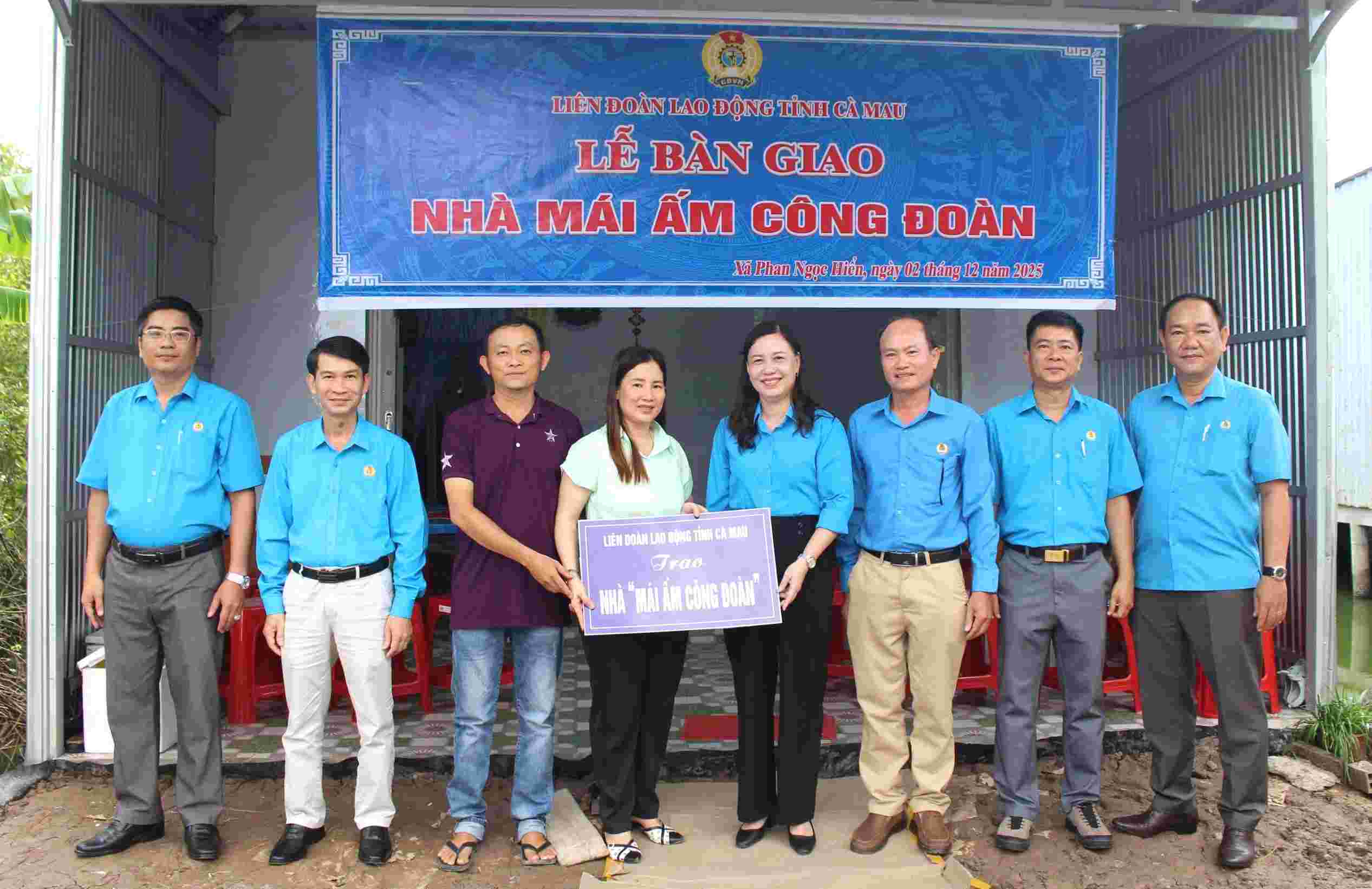 Chu tich LDLD Ca Mau Huynh Ut Muoi trao mai am cong doan cho doan vien kho khan ve nha o. Anh: Nhat Ho