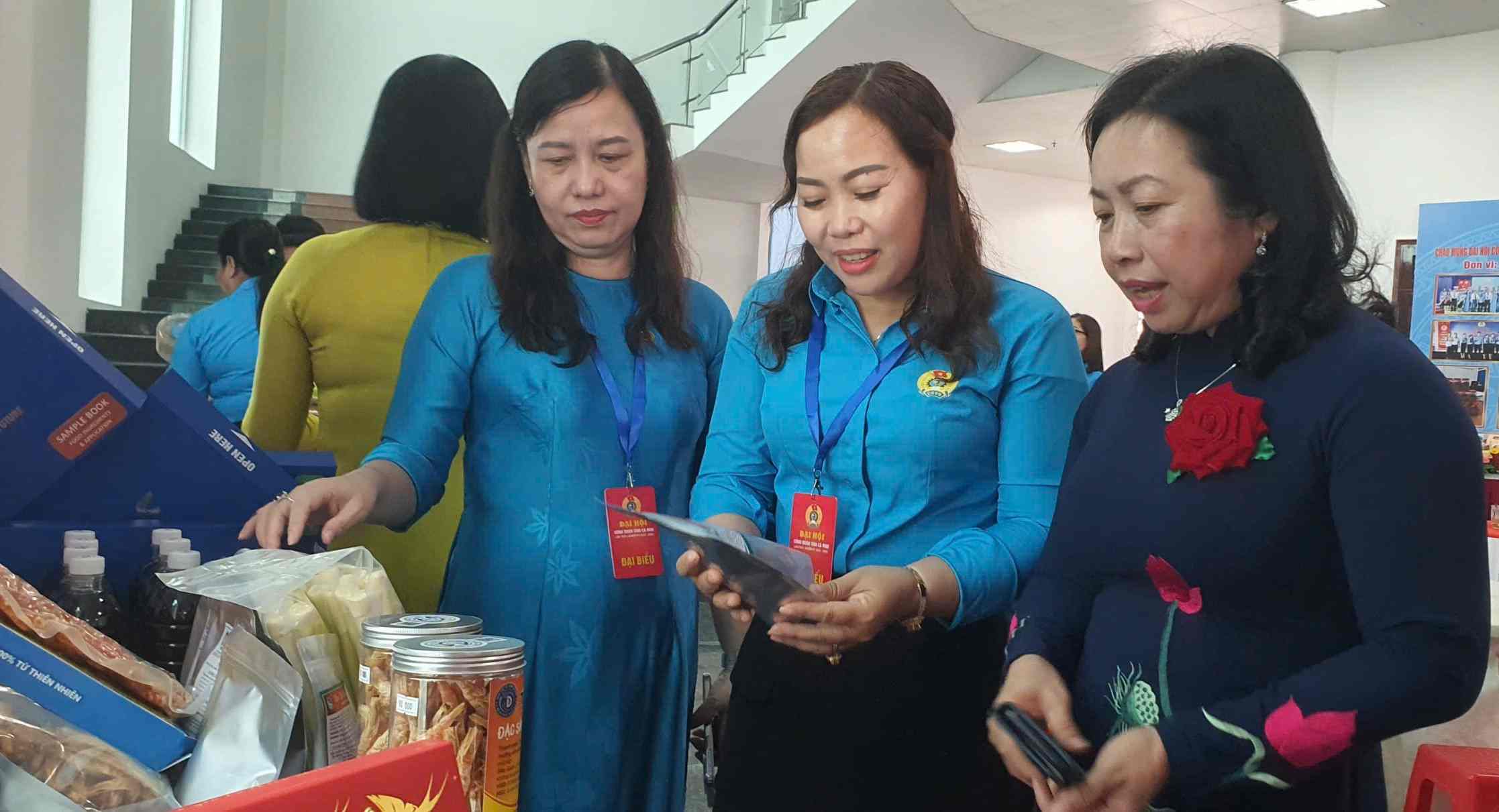 Pho Chu tich Thuong truc Tong LDLD Viet Nam Thai Thu Xuong tham quan san pham trung bay tu cac CDCS tai Dai hoi Cong doan Ca Mau. Anh: Nhat Ho