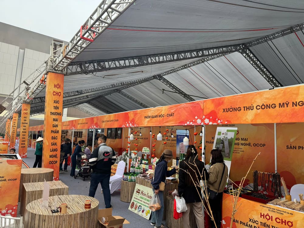 Nhieu gian hang trung bay san pham OCOP thu hut du khach tai hoi cho. Anh: Ban to chuc