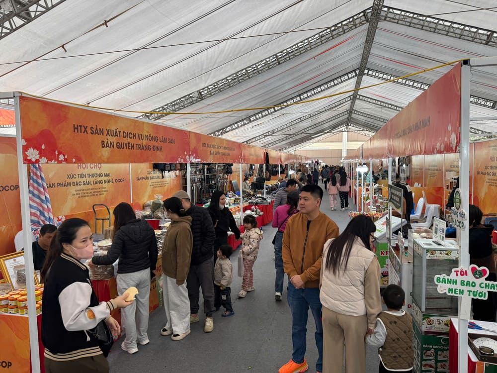 Many tourists visit and experience craft village specialties, OCOP in Hanoi. Photo: Organizing Committee
