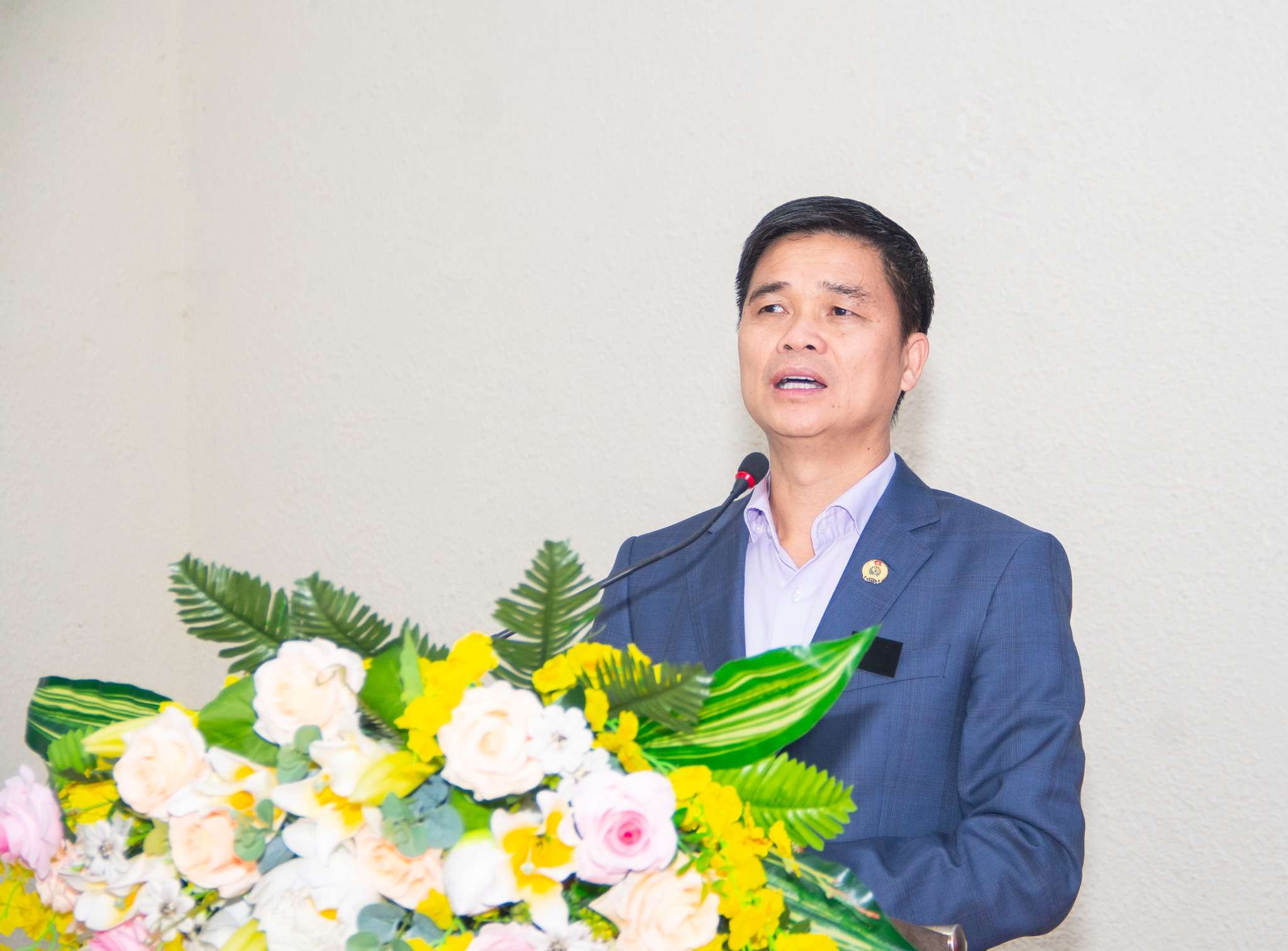 Pho Chu tich Tong Lien doan Lao dong Viet Nam truyen dat chuyen de tai buoi tap huan. Anh: Duy Chuong