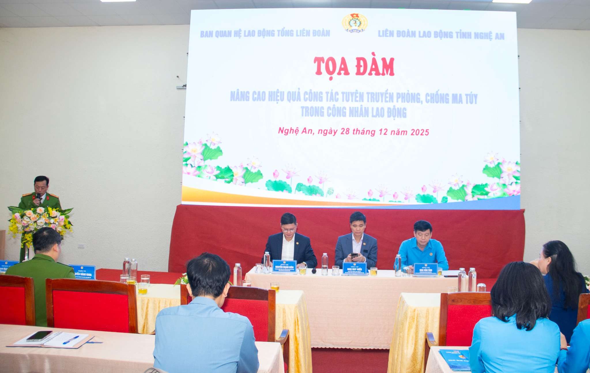 Lanh dao Tong Lien doan Lao dong Viet Nam va Lien doan Lao dong tinh Nghe An chu tri buoi toa dam. Anh: Duy Chuong