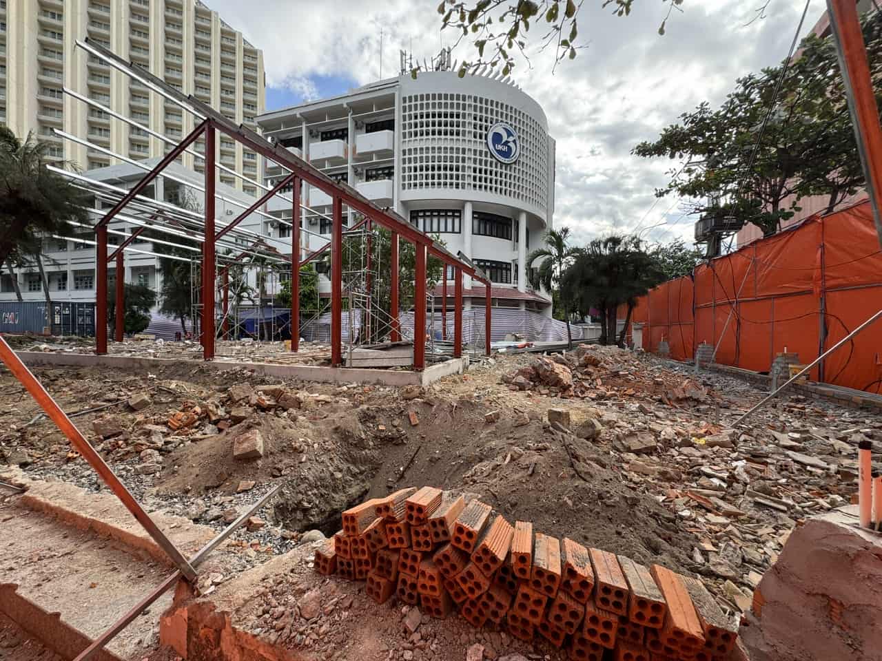 Ben trong khuon vien Dai hoc Khanh Hoa tai co so so