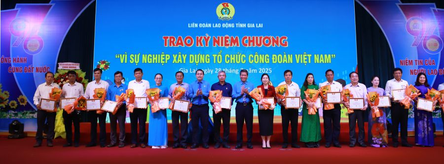 Vice President of the Vietnam General Confederation of Labour Huynh Thanh Xuan awarded the Medal "For the cause of building the Vietnam Trade Union organization" to leaders and trade union officials in Gia Lai. Photo: Hoai Phuong