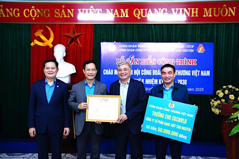Mr. Le An Hai - Member of the Presidium of the Vietnam General Confederation of Labour, Chairman of the Vietnam Trade and Industry Union awarded prizes to CNVCLD of Thai Nguyen Iron and Steel Joint Stock Company. Photo: Huong Manh
