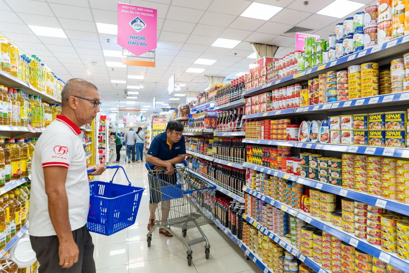 Affordable Tet goods for workers rise to the throne during Tet 2026. Photo: Ngoc Le