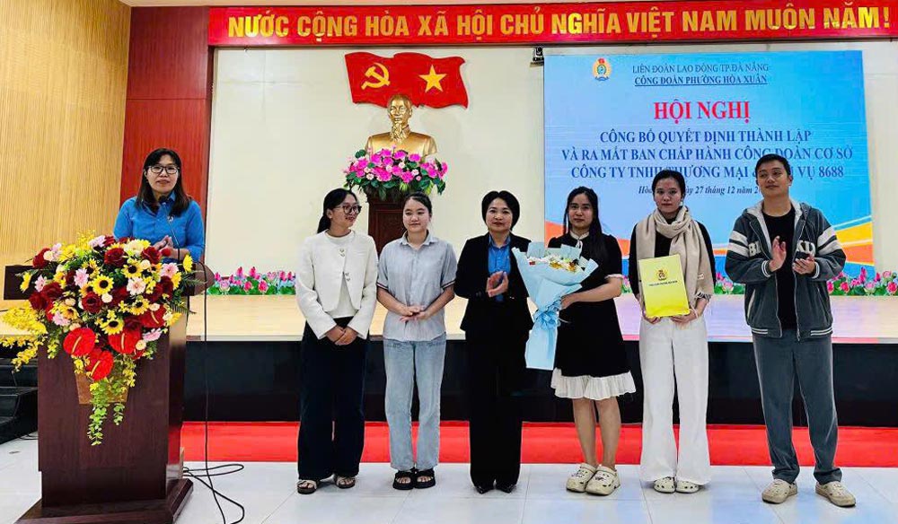 Hoa Xuan Ward Trade Union, Da Nang city announces the decision to establish the grassroots Trade Union of Trading & Service Co., Ltd. 8688. Photo: Hoa Xuan Trade Union.