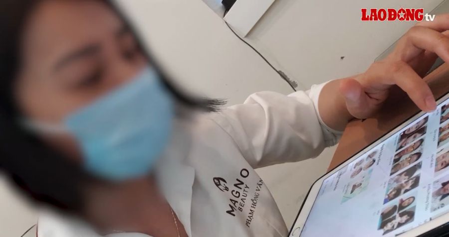 Employees at Moc Lan cosmetic surgery clinic (Mang Beauty) advertise stem cell injection services for PV. Photo: PV Group