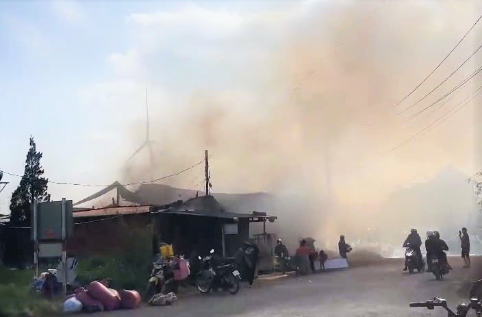 A large fire occurred at a warehouse containing goods and machinery of a coffee production company in Da Lat. Photo: People provided