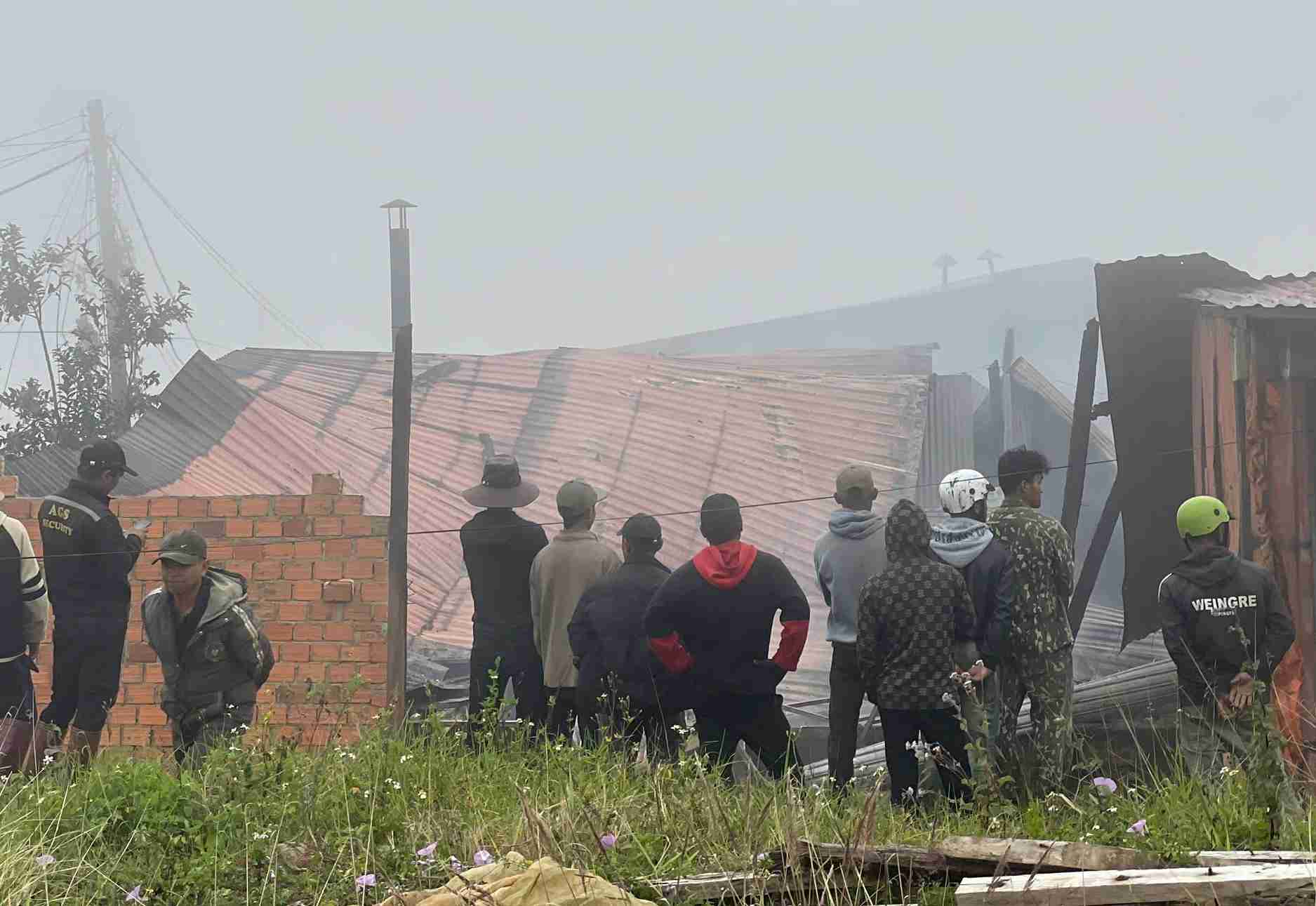Den hon 16h cung ngay, ngon lua co ban duoc khong che. Anh: Nguoi dan cung cap 