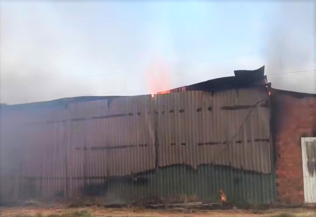 Thoi diem nhieu cong nhan phat hien ngon lua bung phat tai kho chua hang hoa, may moc cong ty ca phe. Anh: Nguoi dan cung cap 