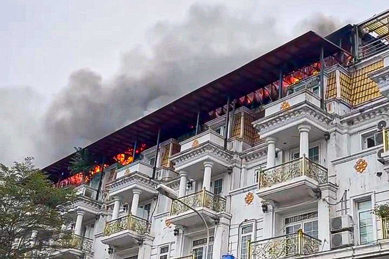 Large fire in Geleximco Hanoi urban area, fire flares up from the top of the villa