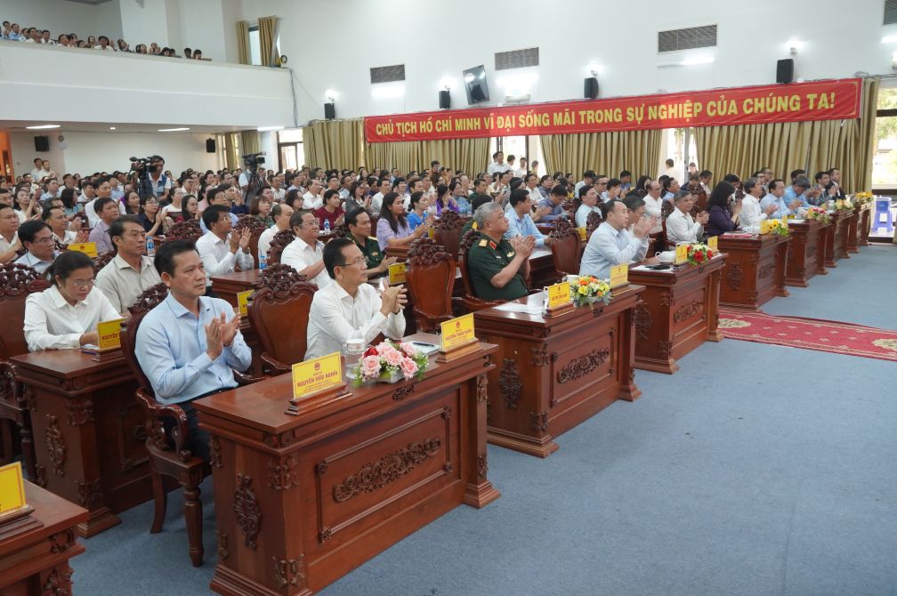 Dai bieu tham du hoi nghi. Anh: Ta Quang