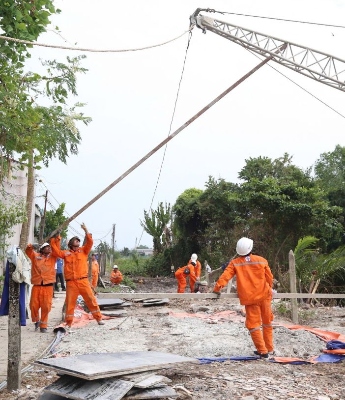 Luc luong cong nhan cac Cong ty Dien luc TP. Can Tho, Dong Thap va An Giang tap trung thi cong du an “Duong day 110kV Tran De - Tram bien ap 220kV Soc Trang”. Anh: An Duy