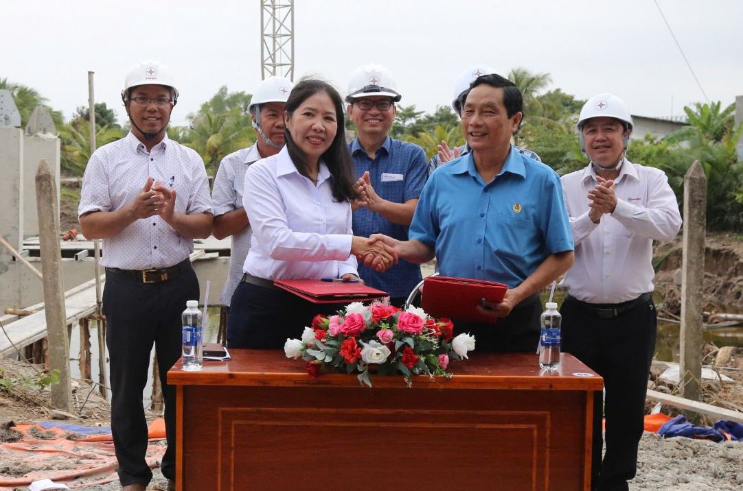 Cong doan EVNSPC va dai dien Cong doan co so cac don vi thi cong ky cam ket thi dua thi cong du an “Duong day 110kV Tran De - Tram bien ap 220kV Soc Trang”. Anh: An Duy