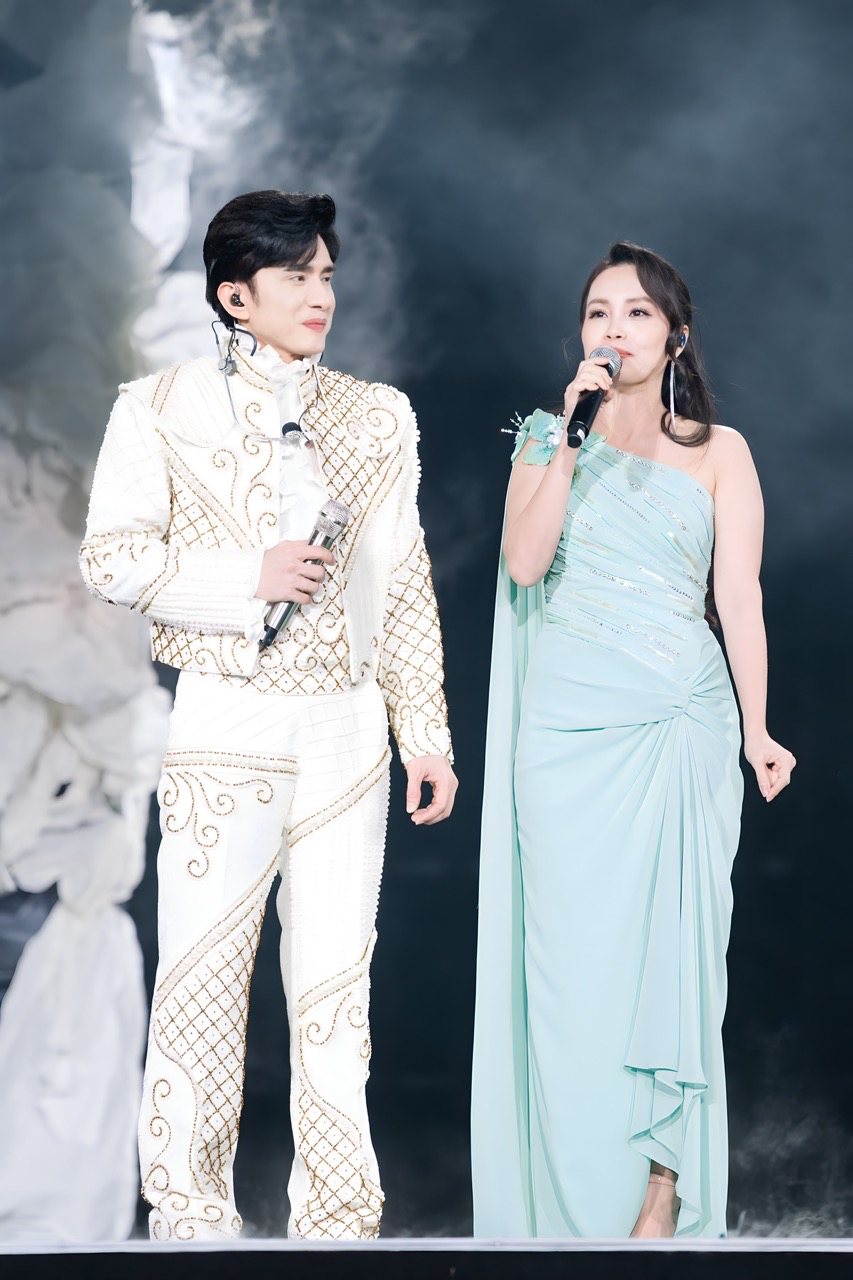 Hai nghe si la cap doi an y suot nhieu nam qua. Anh: Nghe si cung cap.