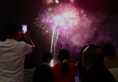 Welcoming the new year 2026, Shape fireworks performed for the first time in Khanh Hoa. Photo: Phuong Linh
