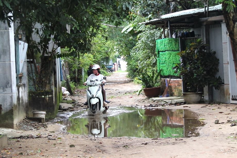 Suffering because of dirt roads in Da Nang. Photo: Nguyen Linh