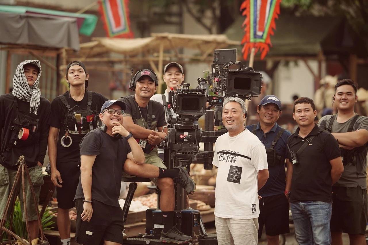 Nguyen Quang Dung va e-kip lam phim. Anh: Nhan vat cung cap.