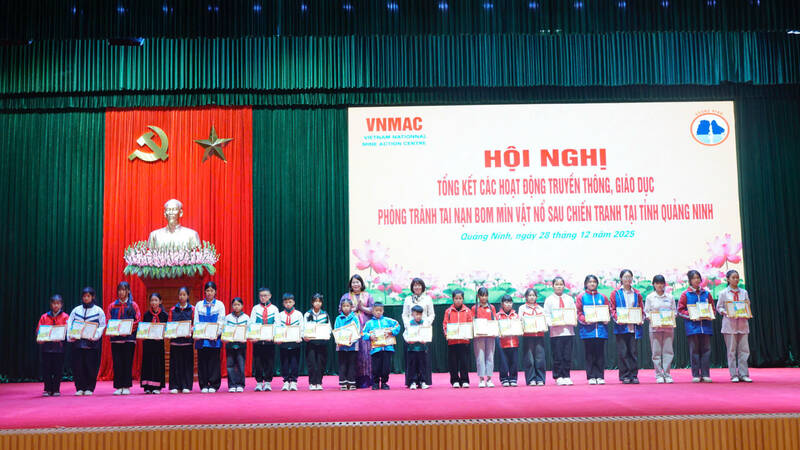 On December 28, the Vietnam National Mine Action Center coordinated with the Quang Ninh Provincial Military Command to organize a conference to summarize communication and education work to raise awareness of preventing and avoiding mine and explosives accidents in 2025. Photo: Organizing Committee