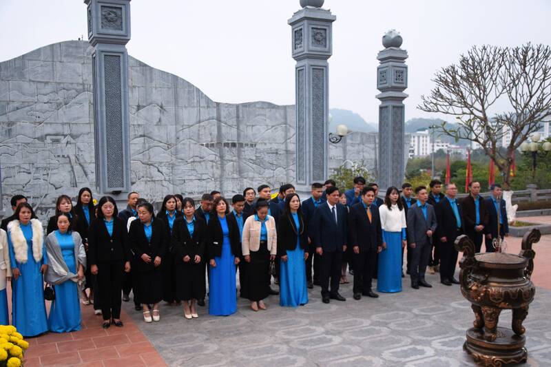 Doan dai bieu tham du Dai hoi Cong doan tinh Son La dang huong Den tho Bac Ho, tai Quang truong Tay Bac. Anh: Truong Son