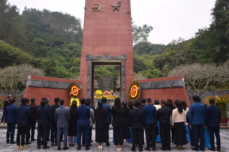 Doan Dai bieu du Dai hoi Cong doan tinh Son La lan thu XVI, nhiem ky 2025–2030 dang hoa, vieng cac anh hung liet si tai Nghia trang Liet si Nha tu Son La. Anh: Truong Son