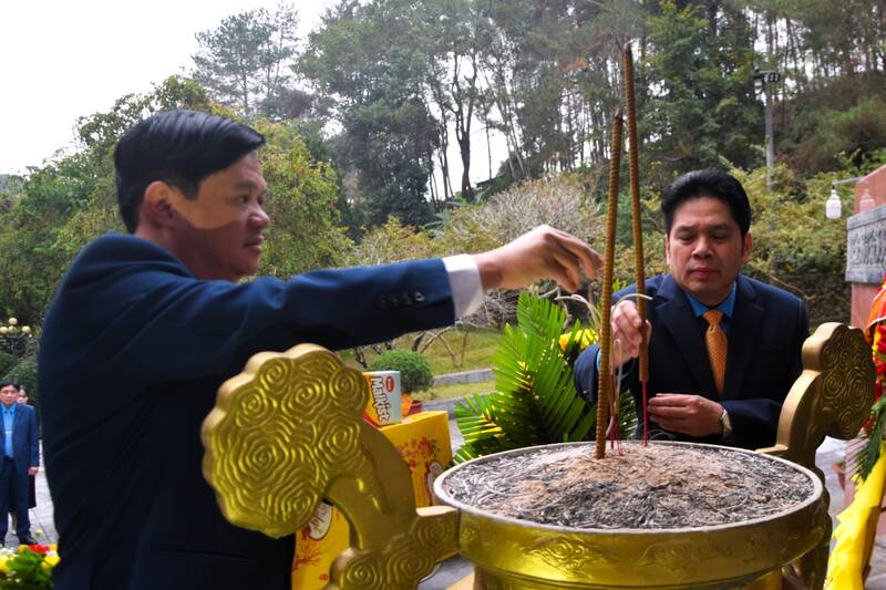 Leaders of the Provincial Vietnam Fatherland Front Committee, the Provincial Labor Federation and the delegation offer incense at Son La Prison Martyrs' Cemetery. Photo: Truong Son